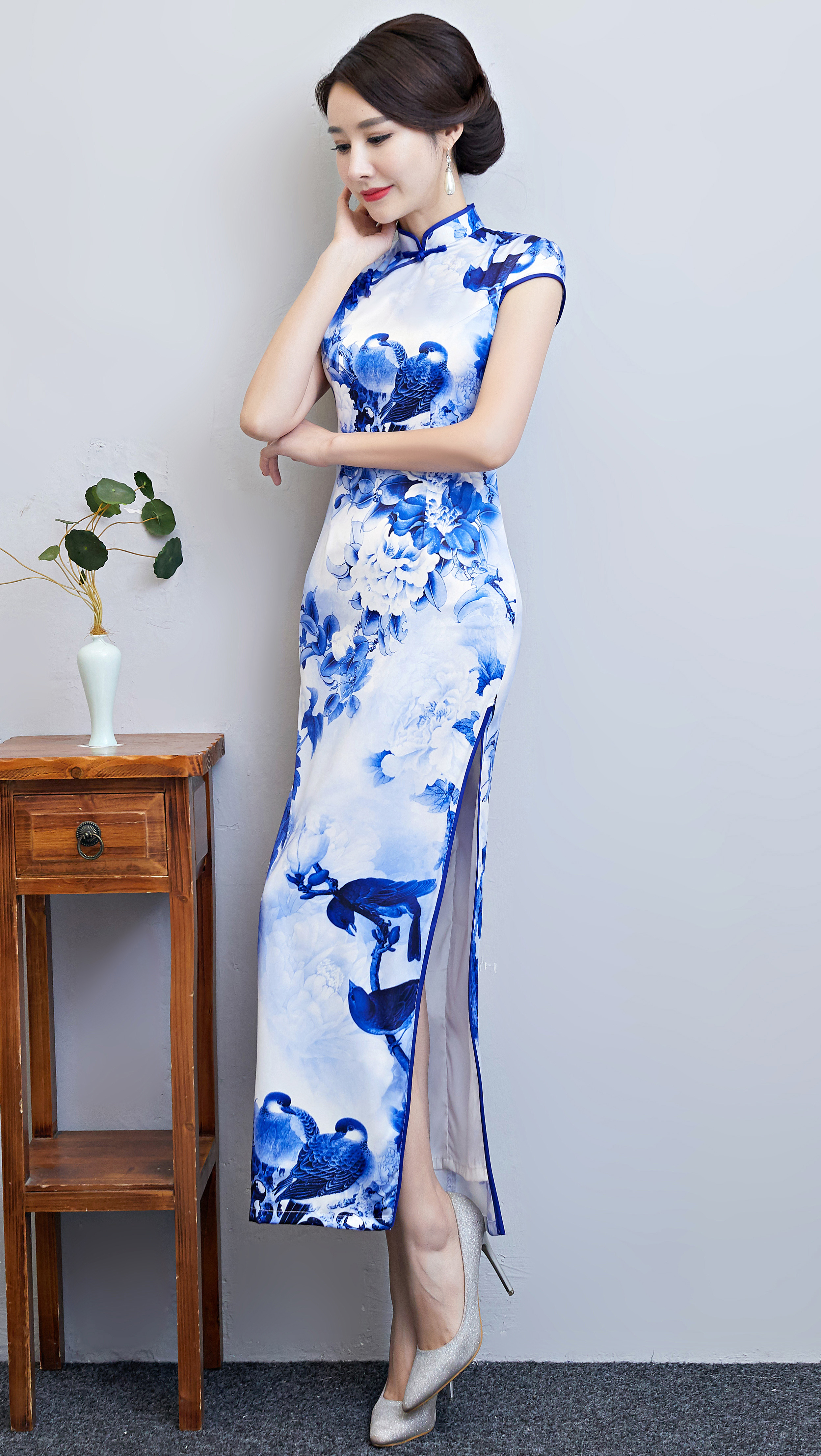 蓝色长款旗袍裙,让她穿出了千娇百媚的风情