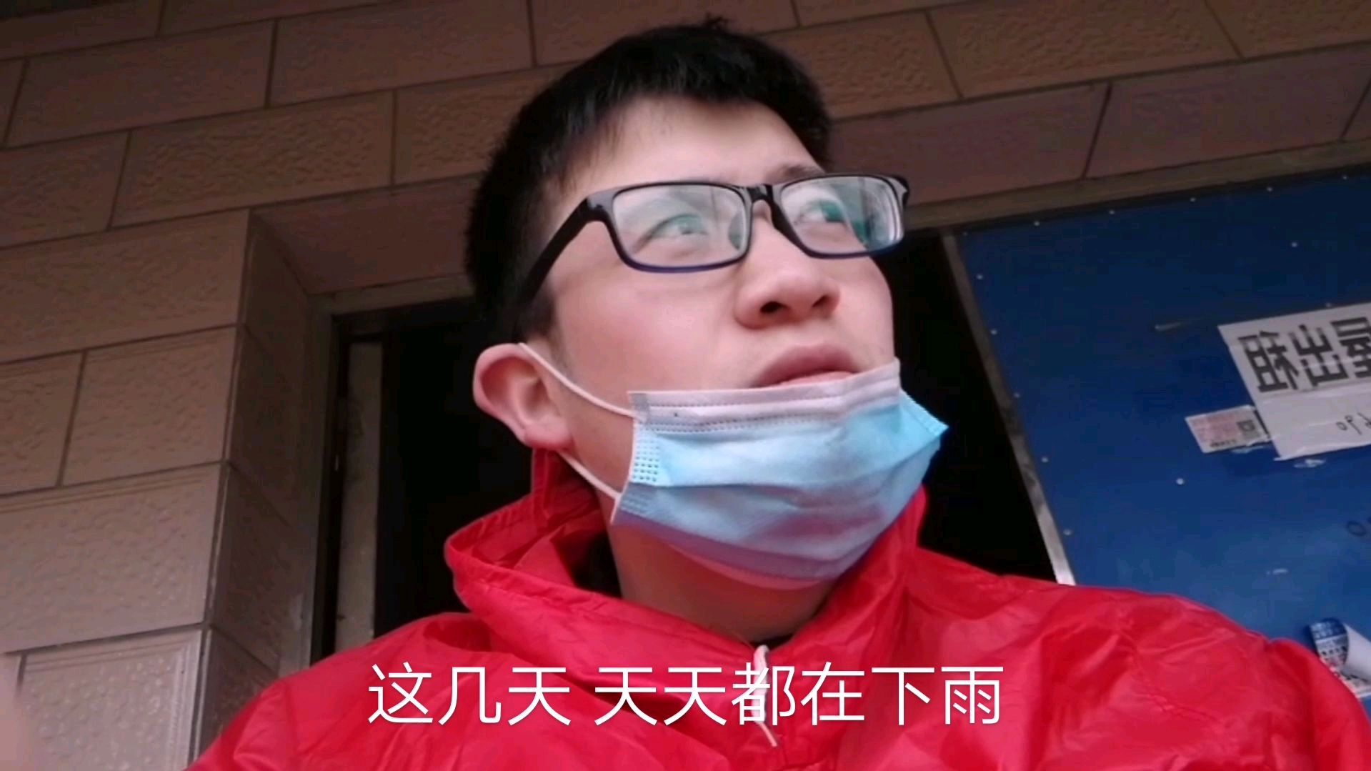 小伙复工后,早晨出门上班外面下大雨,他咋样去公司的?