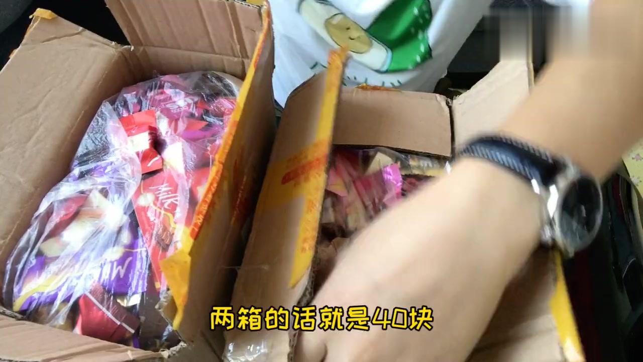 开箱4元一斤散装巧克力,多种夹心口味,四十块钱买两大箱
