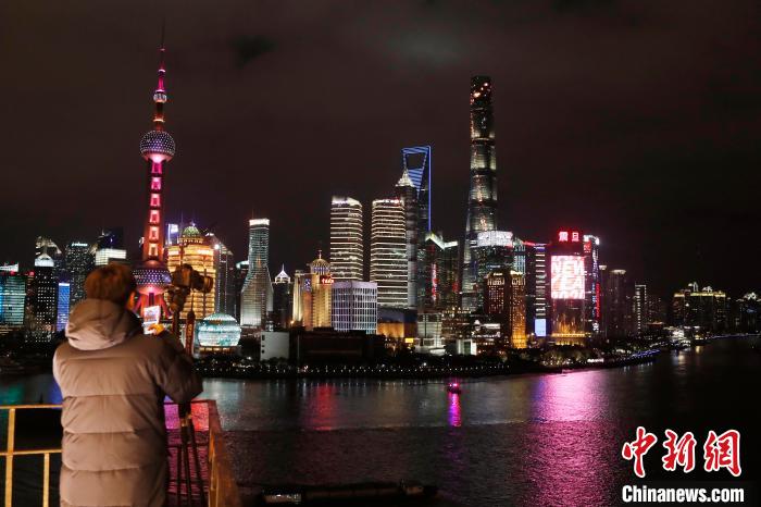 上海跨年夜 外滩游客超过42万人次