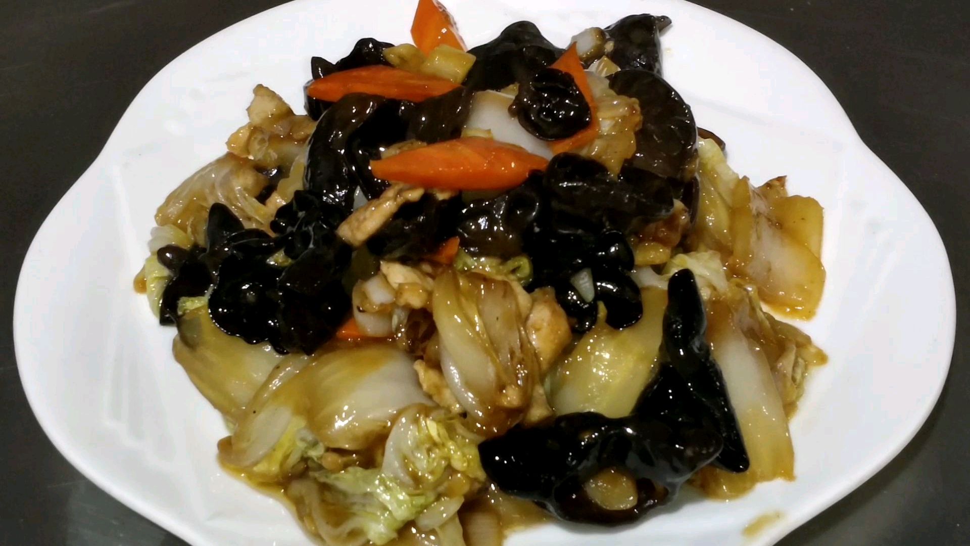 大厨教你做家常菜“白菜片炒木耳”做法简单好吃又下饭