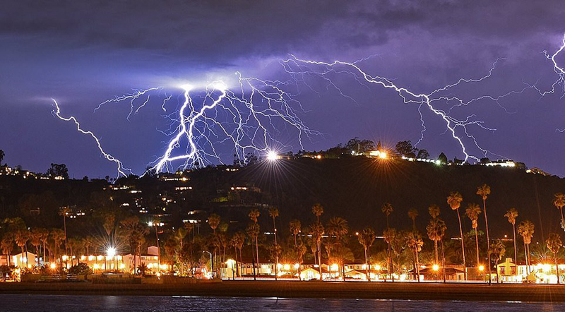 美国加州夜空被上千道闪电撕破 震撼壮观