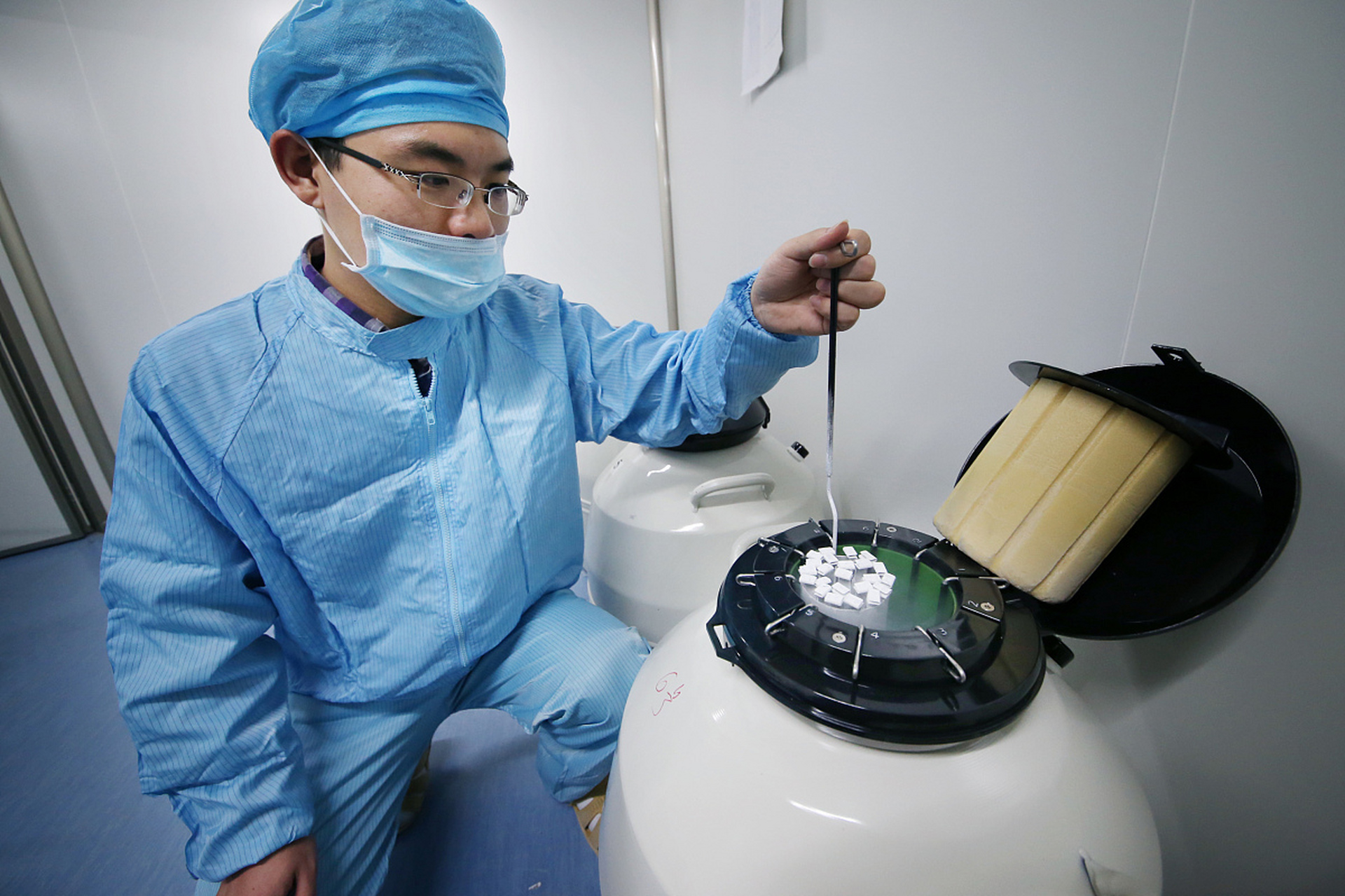 "上海静安,一对夫妻因结婚三年无法正常怀孕,到医院接受人工助孕并