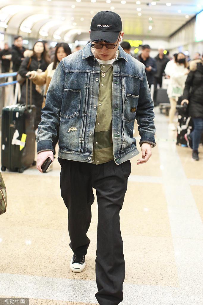 欧豪牛仔外套配西裤玩转混搭风 戴圆框墨镜尽显呆萌