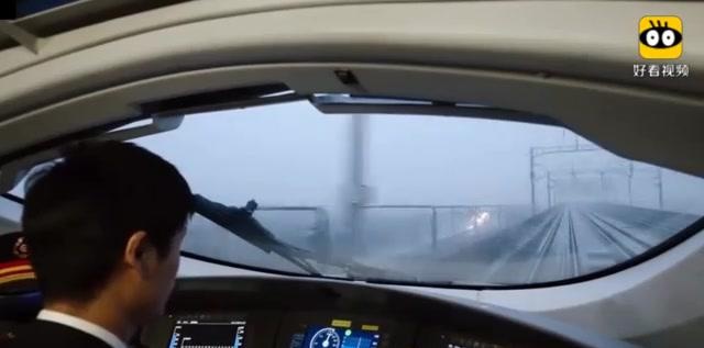 高铁驾驶室没有卫生间,司机怎么上厕所?看完有点心酸