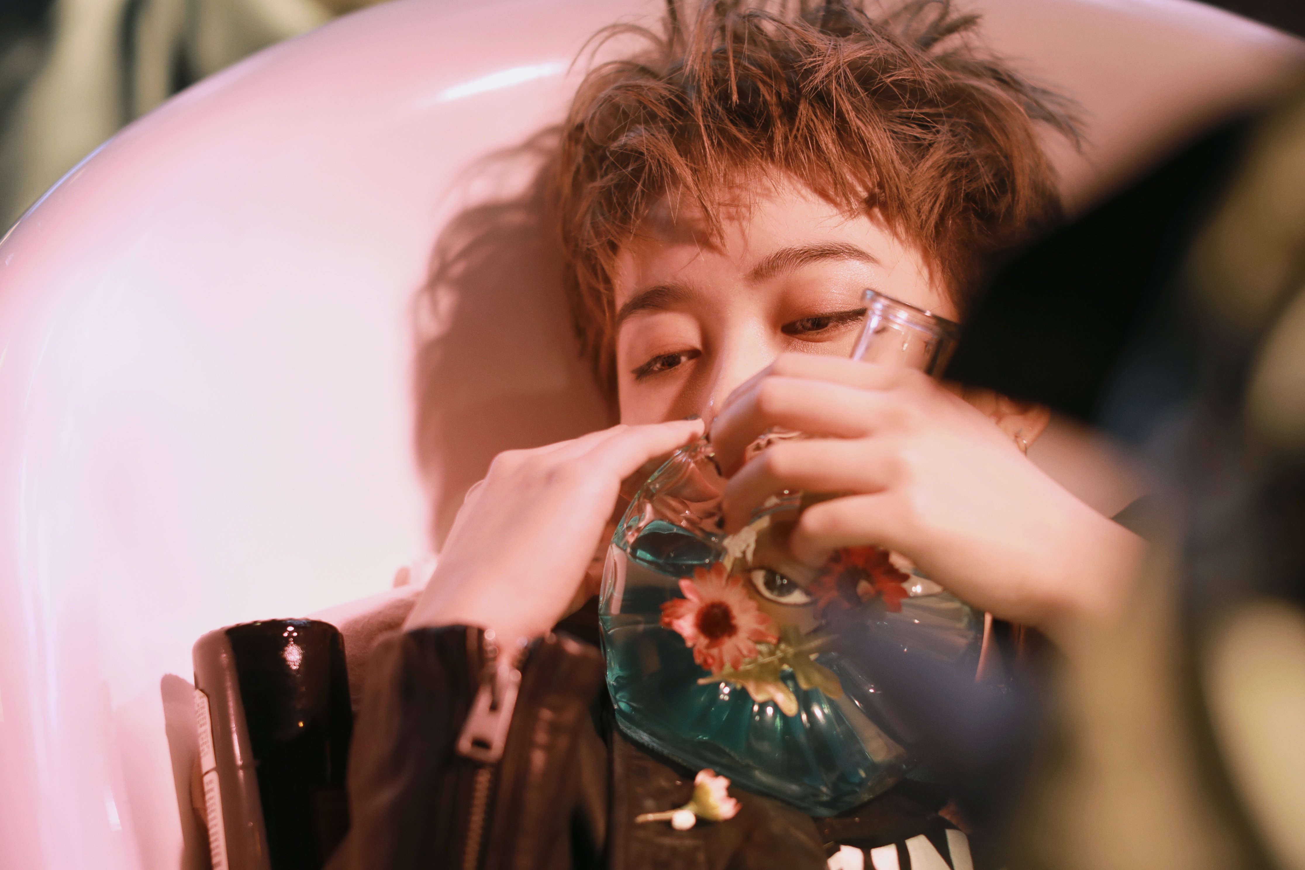 曾轶可在首都机场被扣留训话,还挂工作人员9张证件照惹众怒!