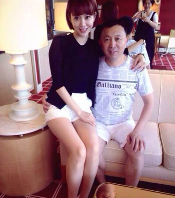 晒晒姜妍住的豪宅,生活质量太好了,餐桌全是海鲜食材