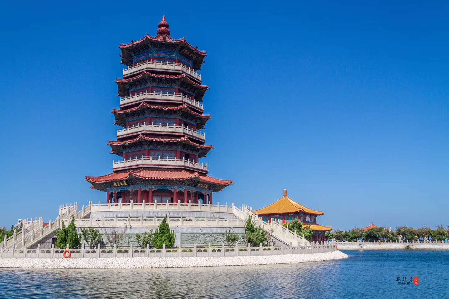 蓬莱阁也是很值得游玩的地方,这里位于山东省蓬莱市西北的丹崖山,它与