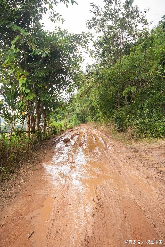 30年前的農村還是泥坑路,轉眼一瞬間,發生翻天覆地的變化