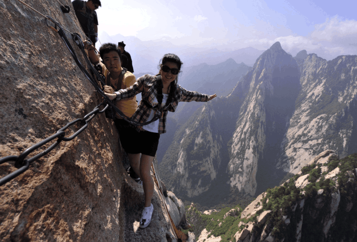 华山长空栈道男子跳崖,遗体已找到,家属痛心万分