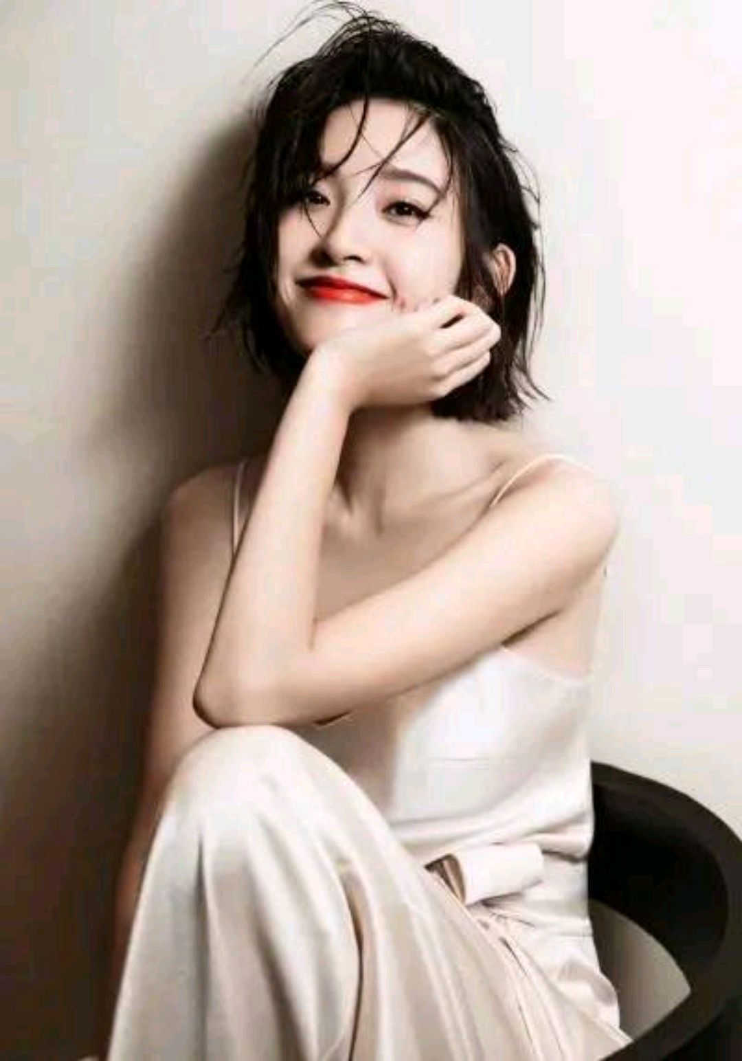 唐艺昕晒吊带写真,身材真的很可以,不输性感女星