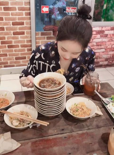 赵本山22岁女儿球球化身大胃王,一顿饭吃16碗面