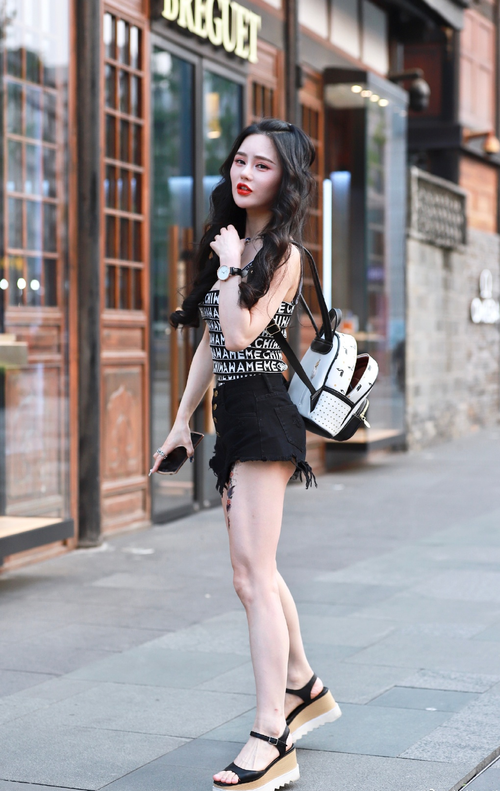 街拍:黑色吊带搭黑色超短裤,小姐姐性感妩媚的站姿很诱人!