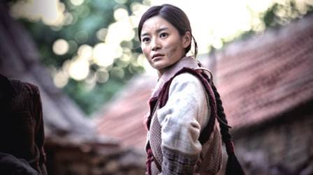 《战旗》里面,王媛可饰演的土八路队长戴金花,性格泼辣,外刚内柔,打了