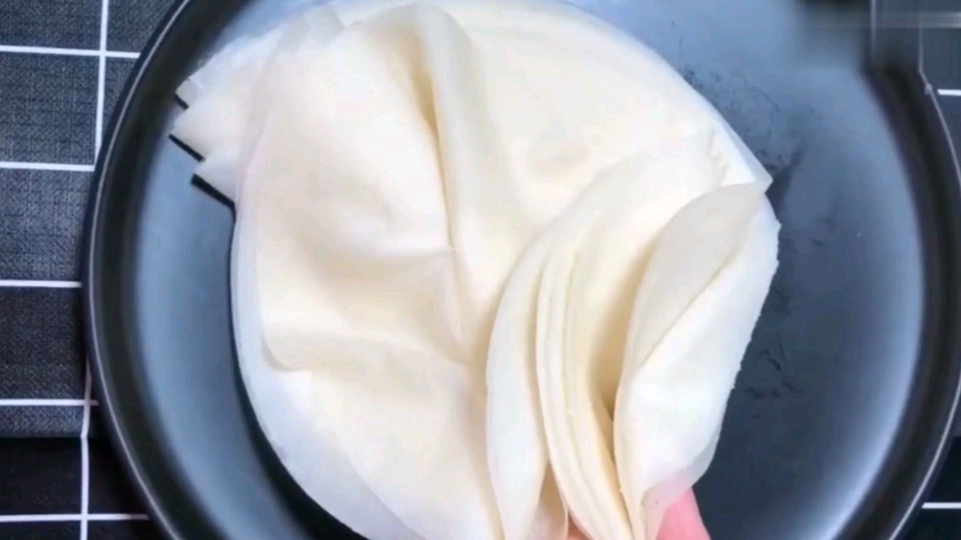 春卷皮最简单的做法,上锅一蒸就搞定,薄如纸,有韧性,赶紧来学