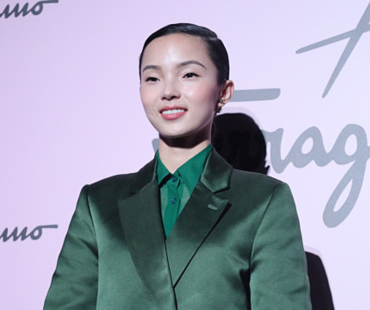 "小眼睛"超模雎晓雯亮相,一身绿色外套像军大衣,欣赏不来!