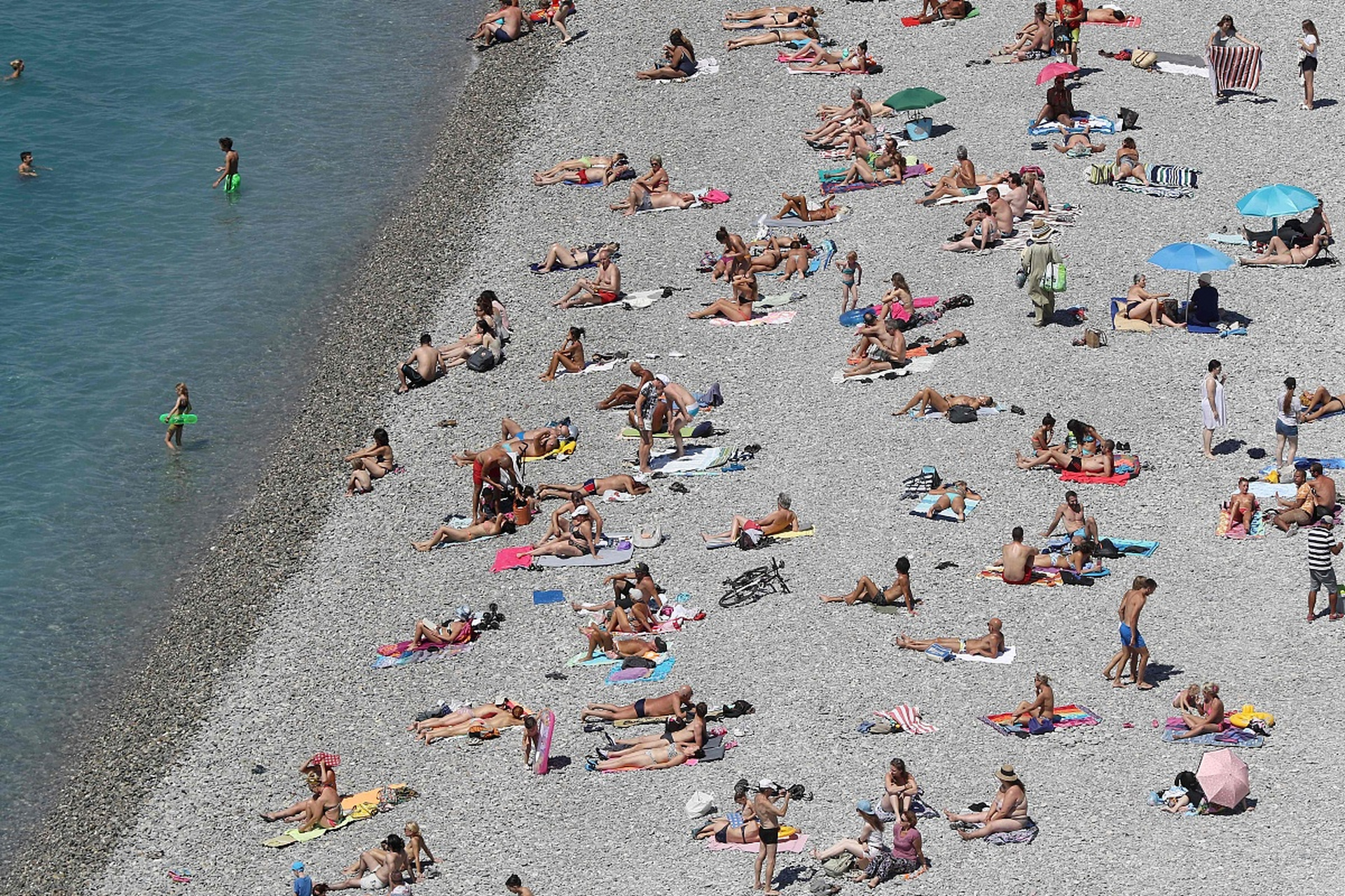 最近,一则关于"女子在大理洱海裸泳引围观"的新闻引起了广泛关注.