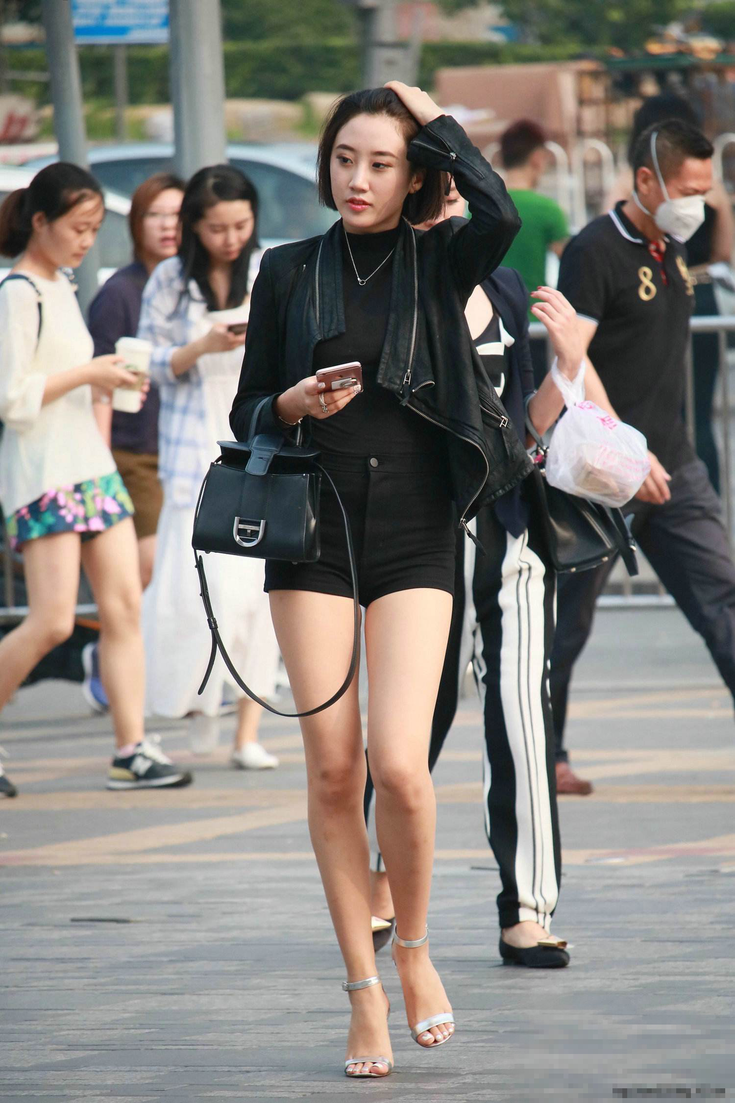 街拍:美女表情太过诱人,我可不可以喜欢喝奶茶那个!