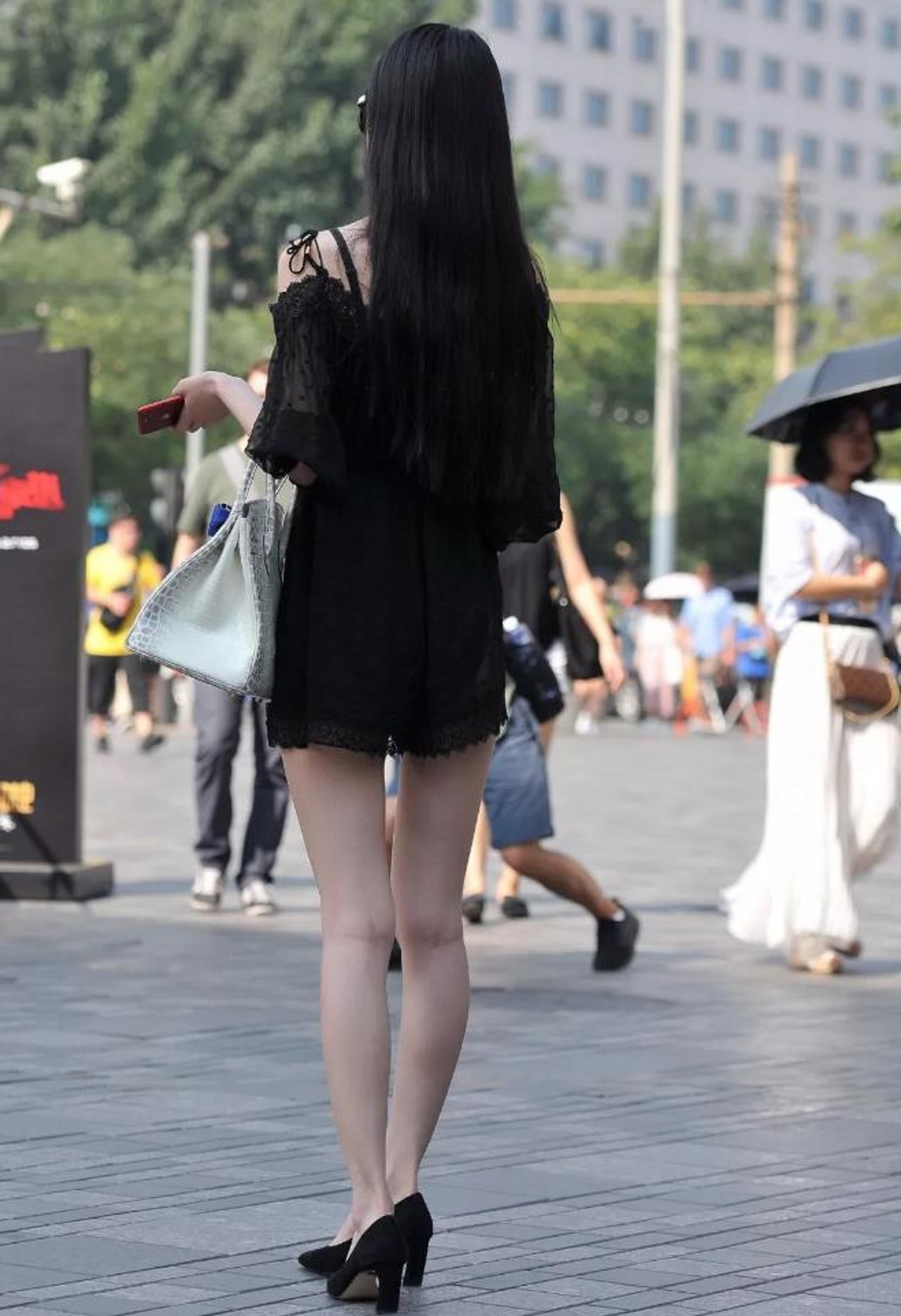 街拍:极品美腿的性感女神真是吸睛,小伙连忙掏出手机拍照