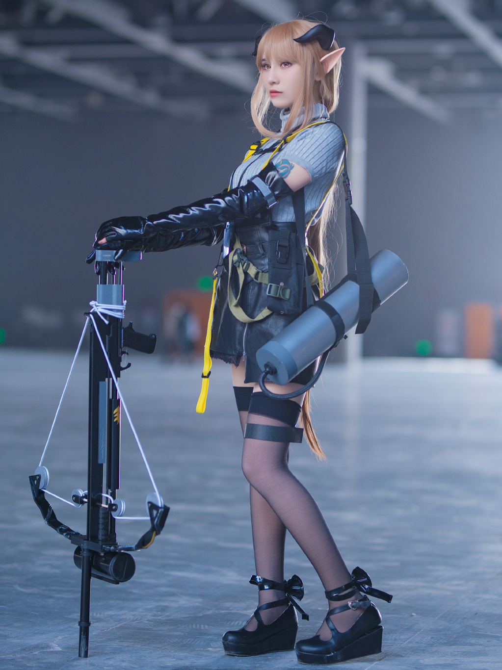 明日方舟陨星cos:小姐姐,你这把弩炮是不是很重,需要帮忙吗?