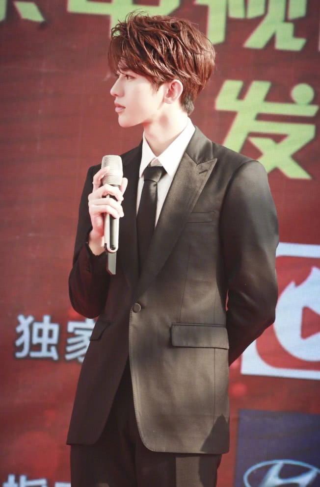 少女漫画走出来的蔡徐坤,一身西装帅气撩人,带火一双"鲛鱼腿"