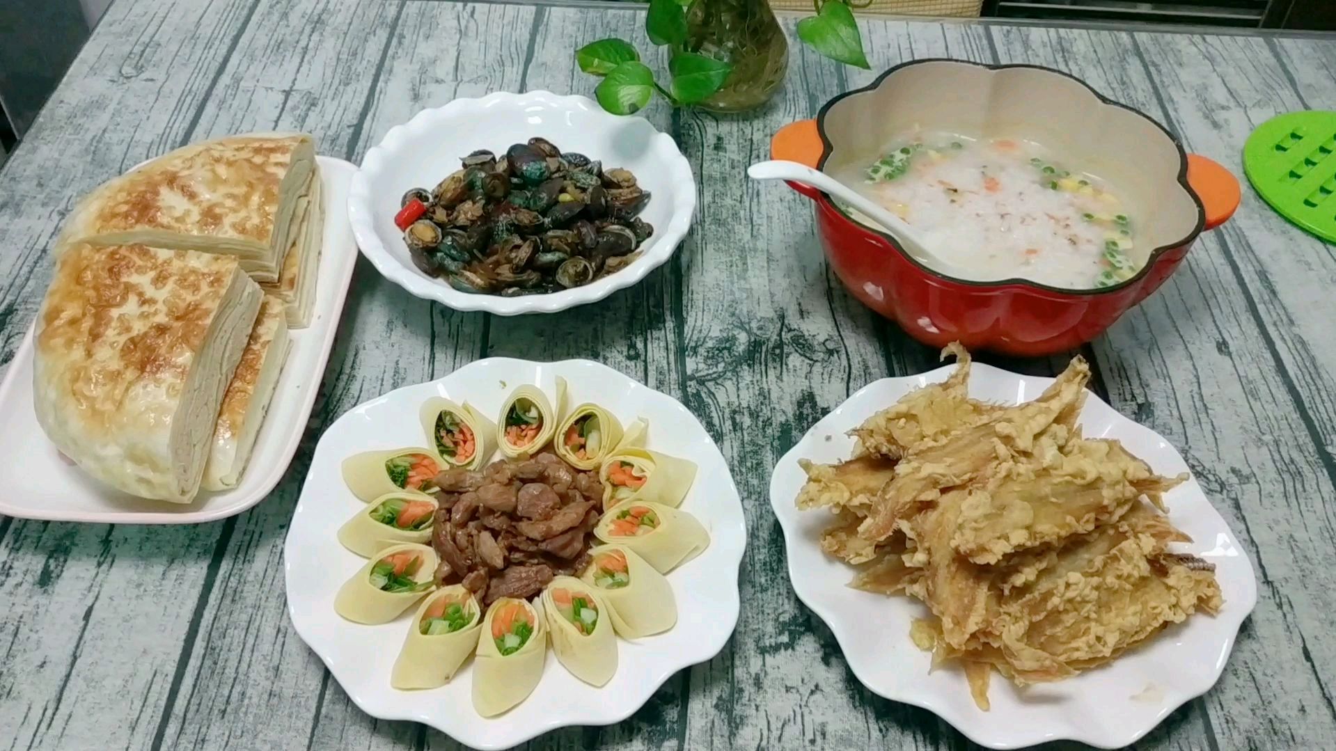 晚餐花30元买小鲍鱼爆炒,千层发面饼配着鲍鱼粥,家人吃的真香!