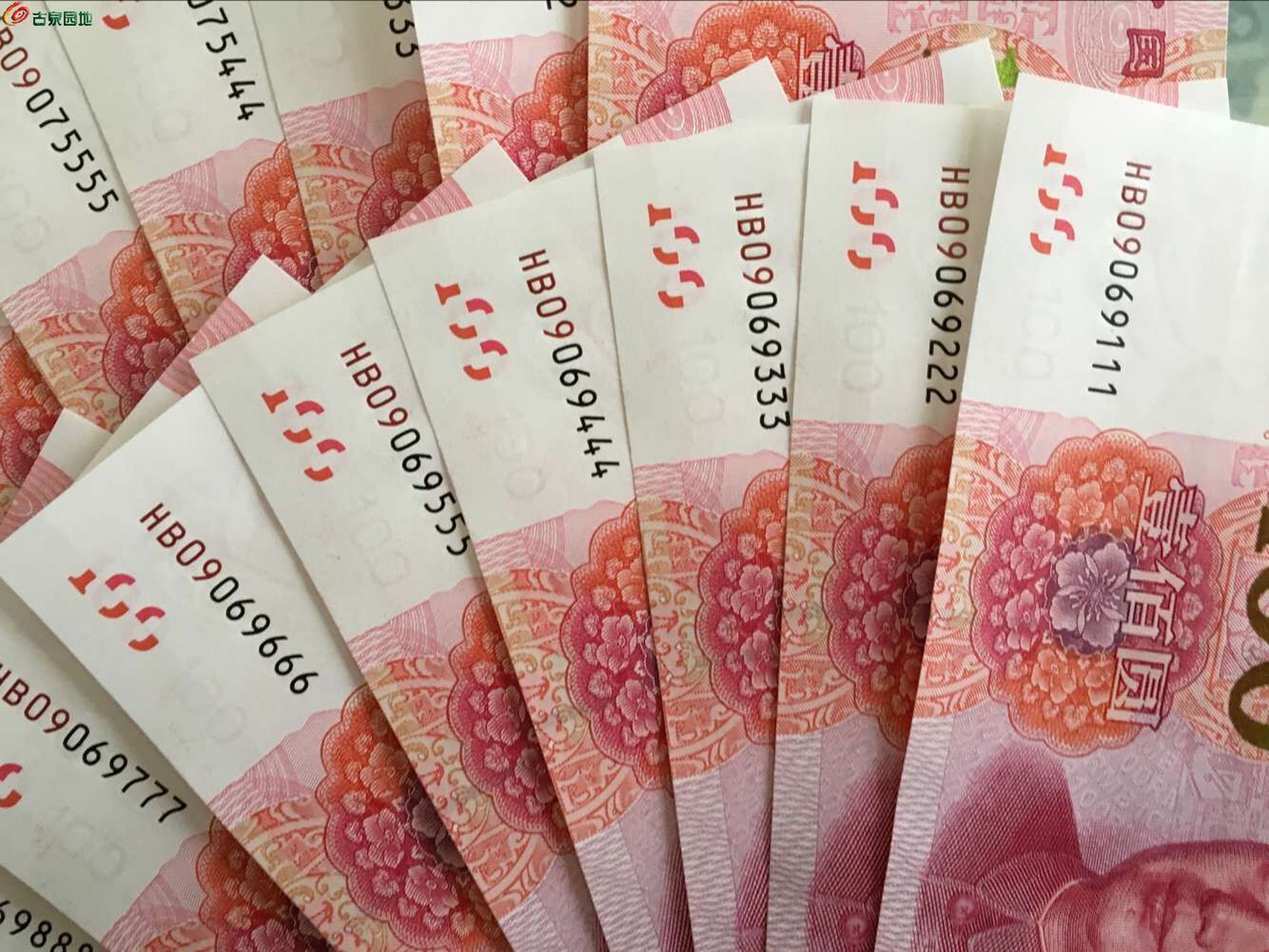 朋友刚参加工作时,在银行的柜台作柜员,自己数钱很慢.