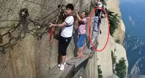华山跳崖事件,景区该不该负责,你怎么看?