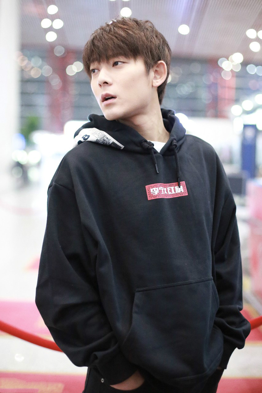 陈翔穿黑色连帽卫衣现身机场心情佳,皮肤白皙帅气十足