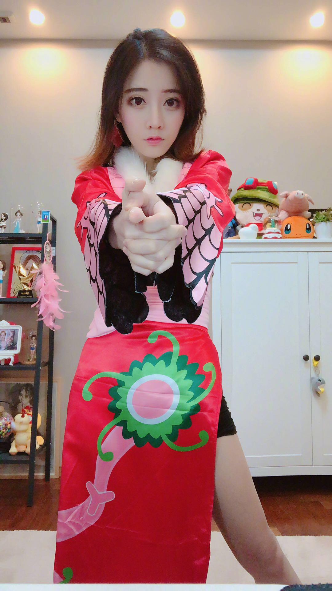 冯提莫cos女帝遭粉丝调侃,网友:可以说是非常的不好看了