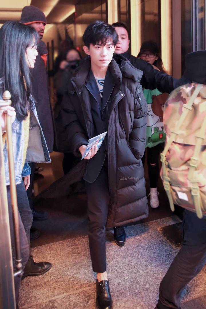 易烊千玺寒风中露脚踝!粉丝看见都心疼!