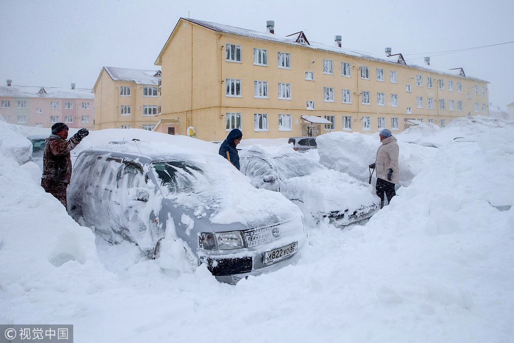 俄罗斯远东地区遭大雪袭击 汽车被雪吞没