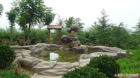 徐州卧龙泉度假村占地700余亩,有山有水景观独特,含有30多处景点,是一