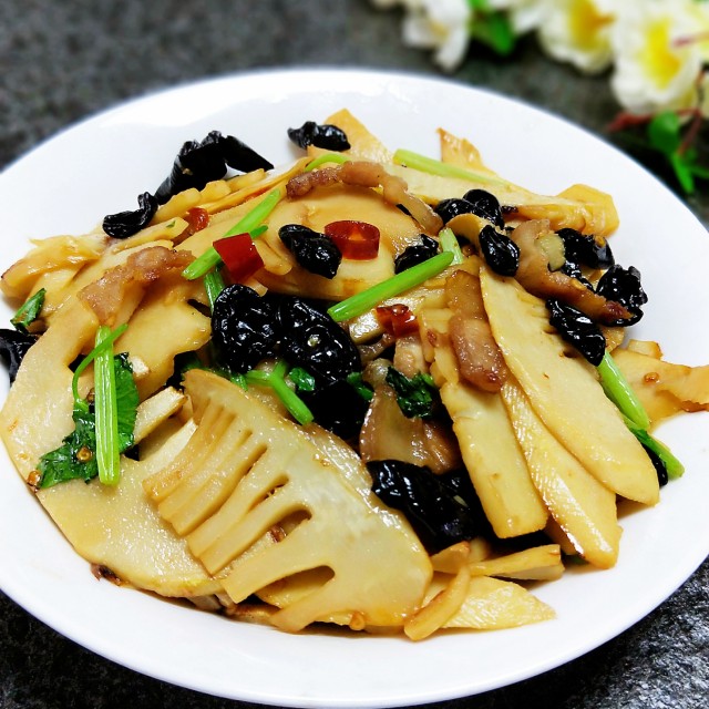 春笋炒木耳,鲜嫩清香,非常下饭