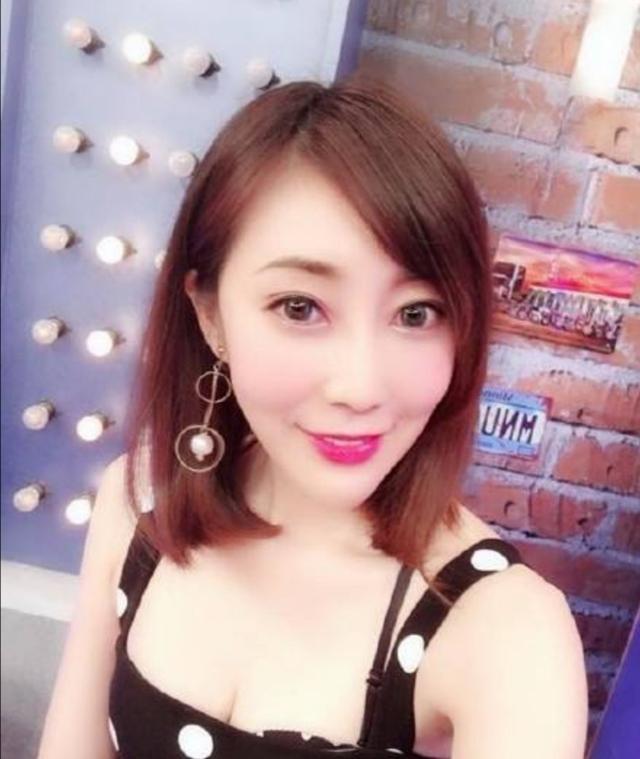 女星自曝多次陪大佬过夜,因大佬年过七十无法"站立"才躲过一劫