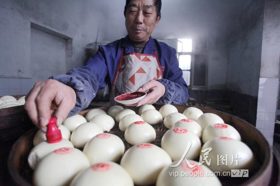 江苏扬州:蒸馒头 迎春节