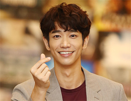 台湾艺人刘以豪接受采访 西装革履笑容阳光