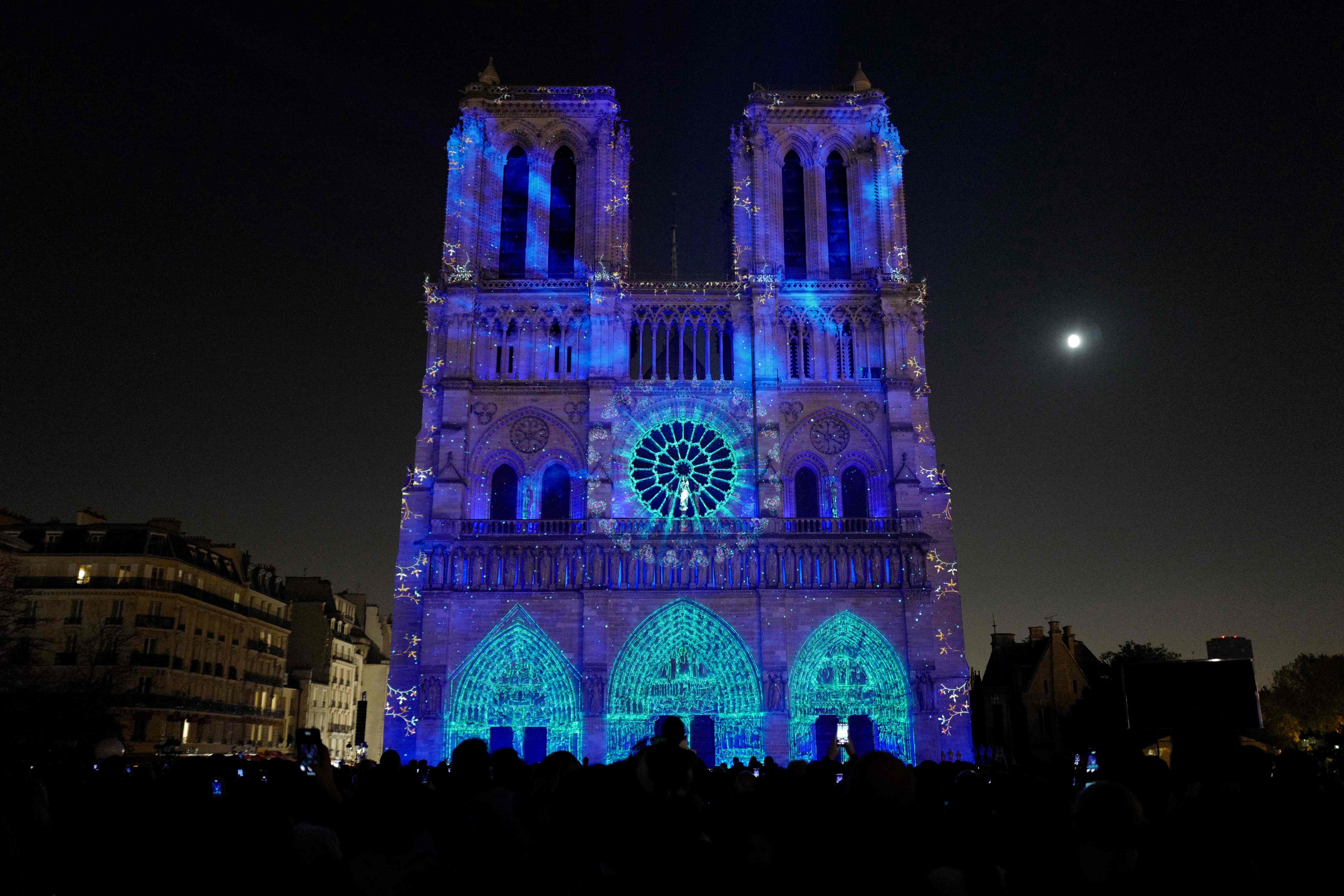 巴黎圣母院举办灯光秀(2)