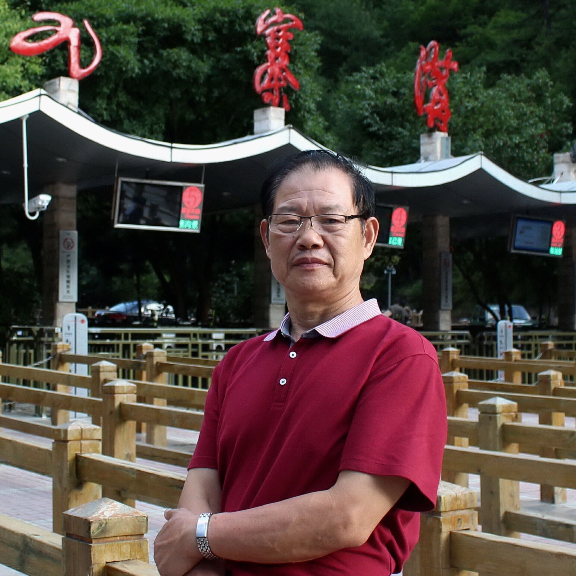 观小学生制作并演示"提线木偶"配句