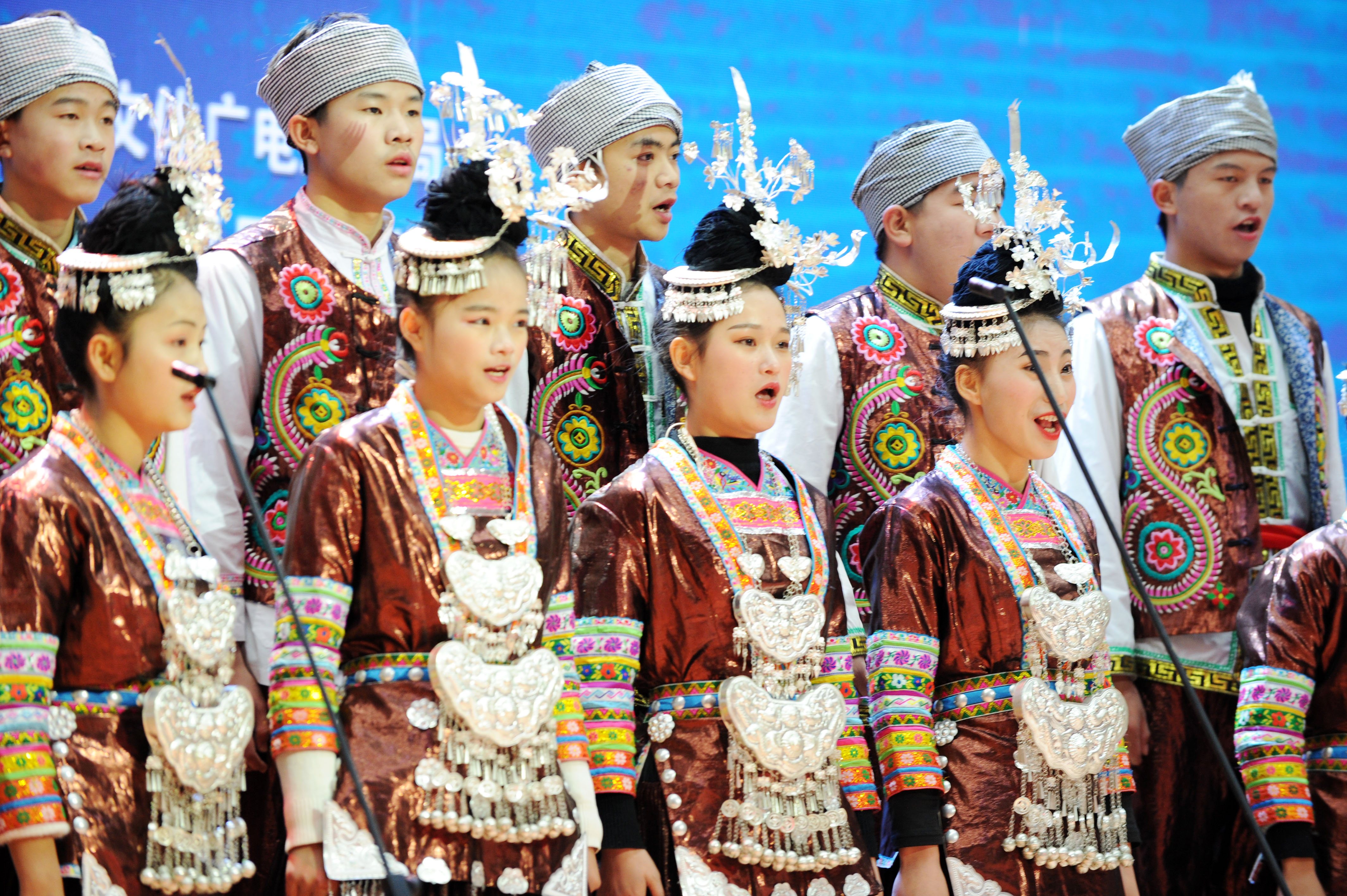 12月8日,在贵州省黎平县,参赛者在演唱侗族大歌.