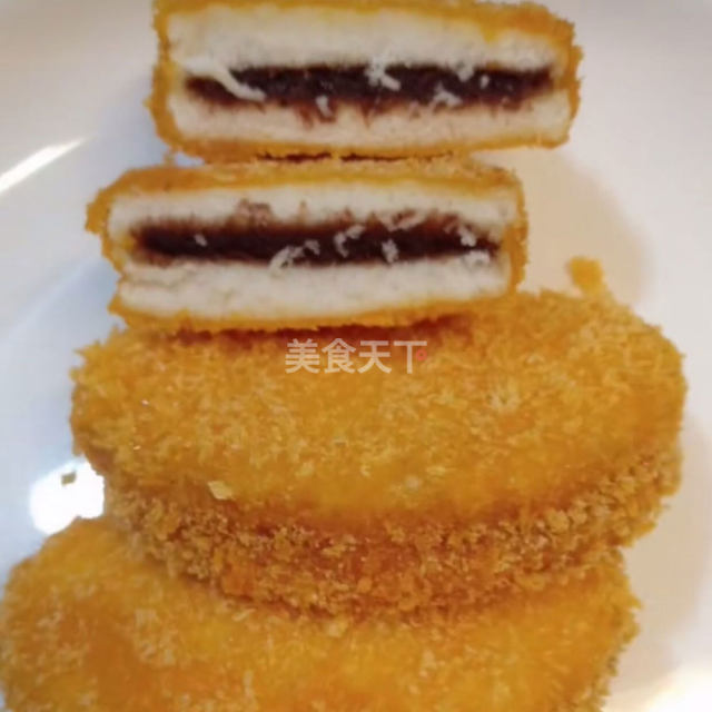 豆沙馅黄金馒头片 原料:馒头,豆沙,鸡蛋,面包糠. 做法步骤