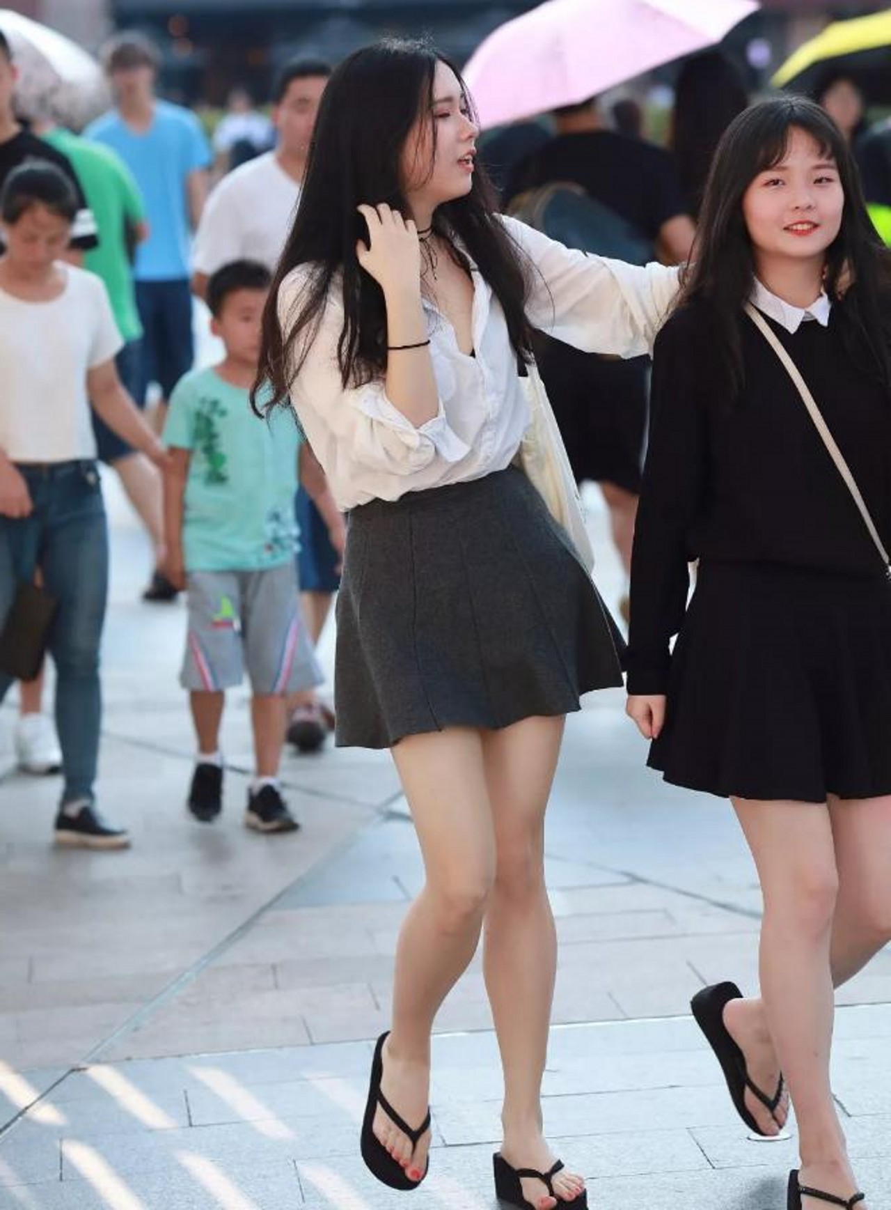 街拍:身材很棒的学生妹子,超短裙大长腿,美爆了!