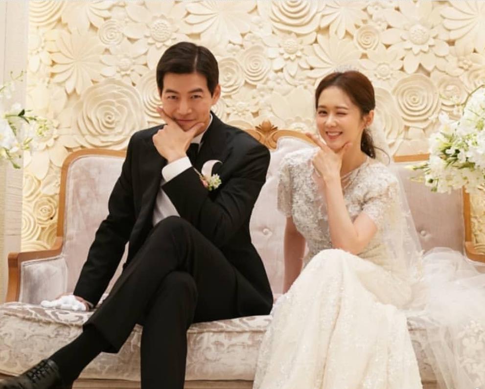 38岁张娜拉大晒幸福婚纱照,无惧怼脸镜头拍摄,皮肤水嫩似少女