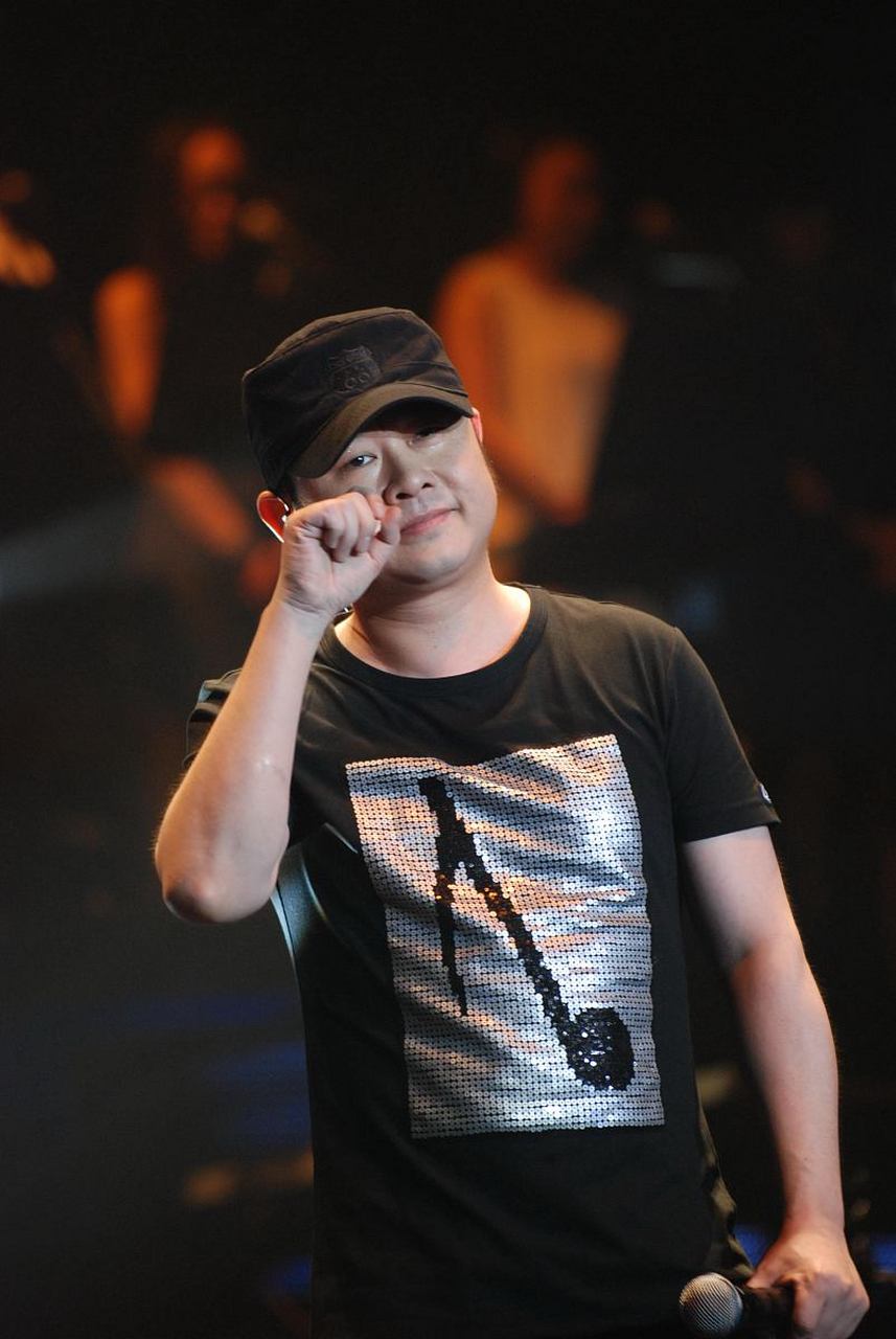 刀郎开演唱会为何引发网友期待 近日网传刀郎10月份准备巡演,演唱会的