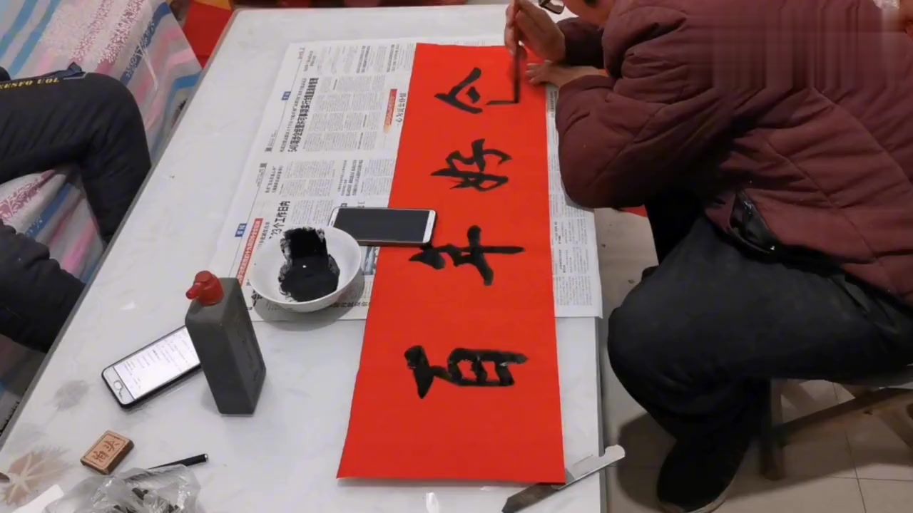 大山里婚宴前的准备,传统席上面食鸡头,有认识的吗?