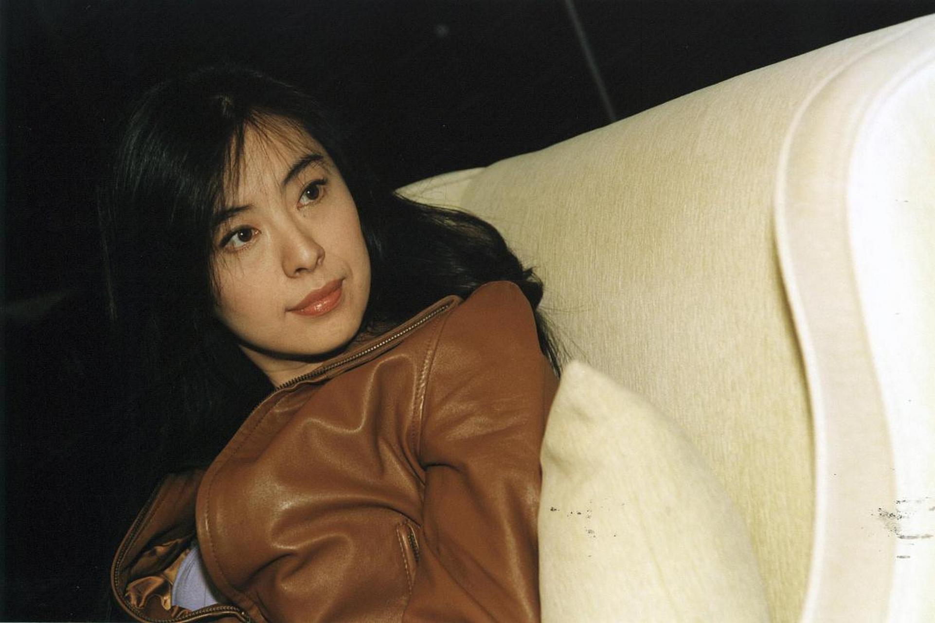 56岁王祖贤现身寺庙礼佛 一头秀发披肩  近日,56岁王祖贤现身寺庙礼佛