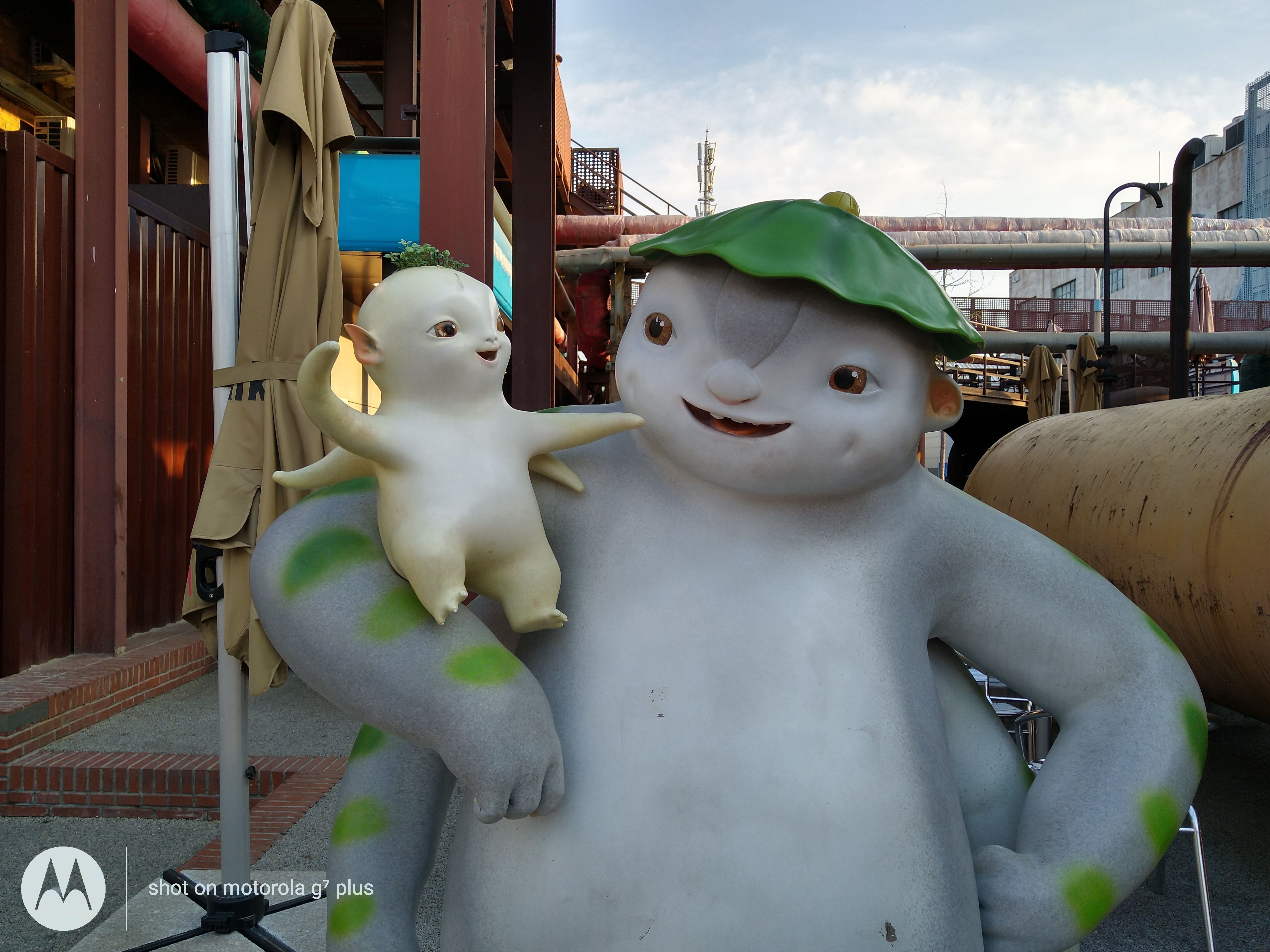 摩托罗拉 g7 plus 体验:低调的中国红配色,特别的 logo 指纹二合一