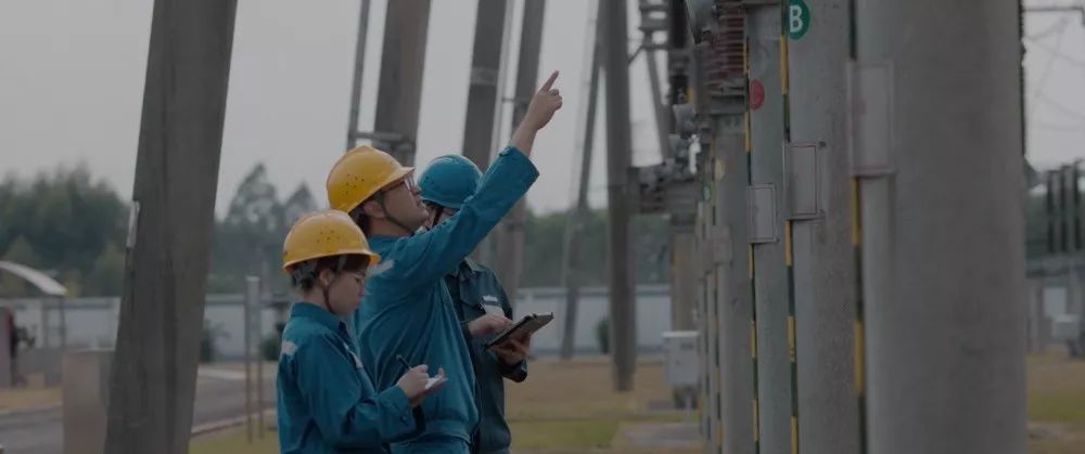 火辣辣的太阳下,为了保障自身人身安全,电力巡检人员需要穿上长袖长裤