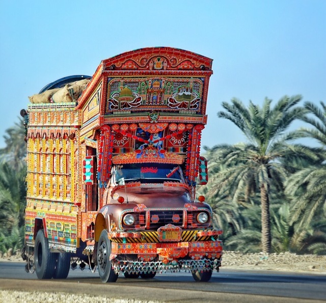 巴基斯坦满街是花花绿绿的大卡车
