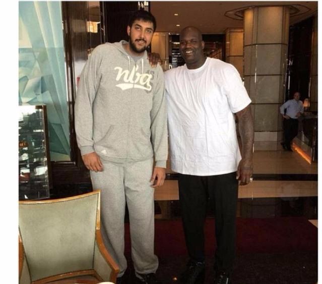 合影让奥尼尔很"渺小"?印度姚明合影要弯腰,50岁张伯伦很恐怖